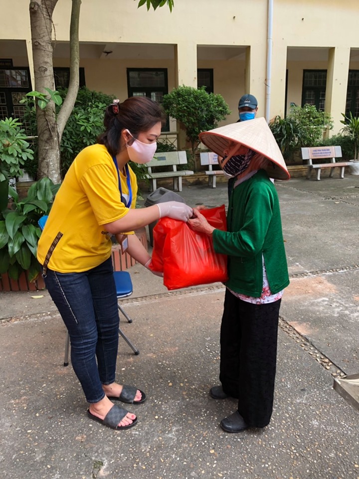 Phát quà cho những người gặp khó khăn do dịch COVID-19