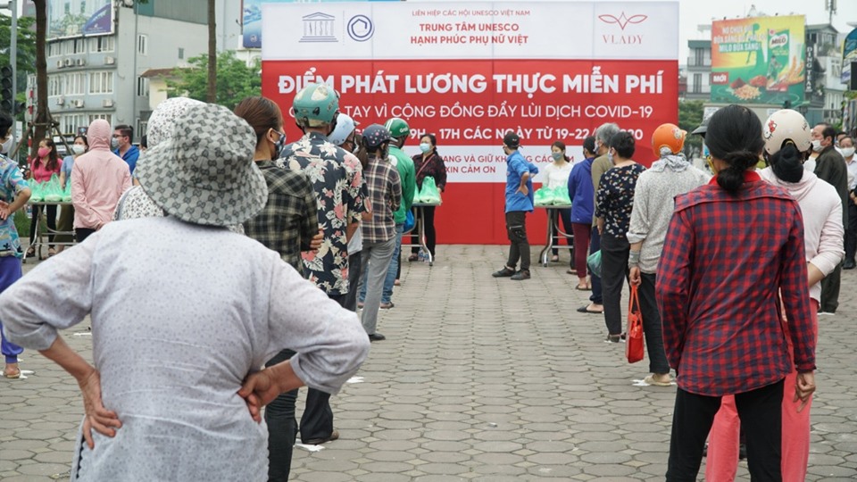 Phát quà cho những người gặp khó khăn do dịch COVID-19