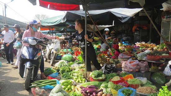 Tiêu dùng trong tuần: Giá vàng, trái cây và thực phẩm đồng loạt tăng mạnh