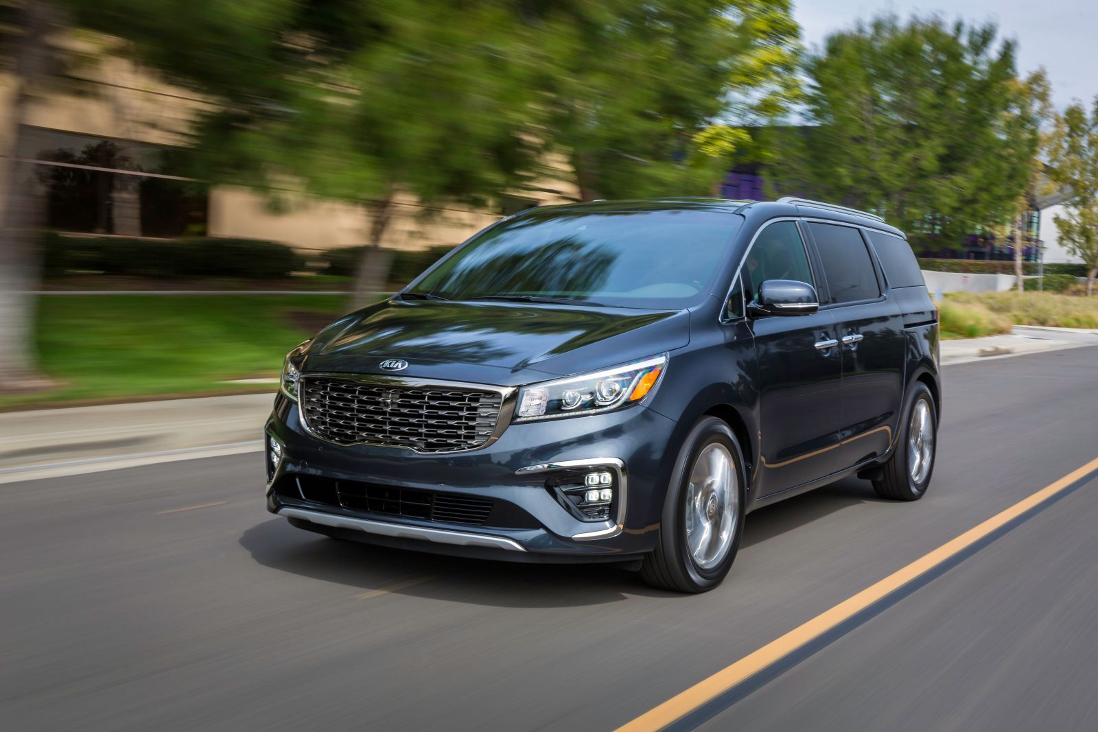 Giá xe ôtô hôm nay 18/5: Kia Sedona ưu đãi đến 70 triệu đồng