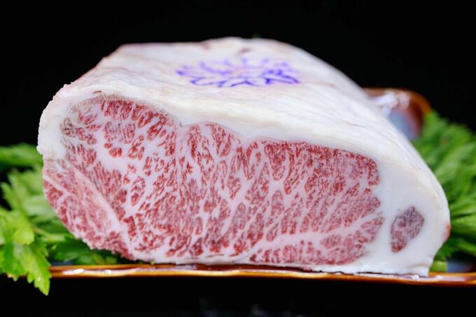 Vì sao thịt bò Kobe có giá 18 triệu đồng/kg?