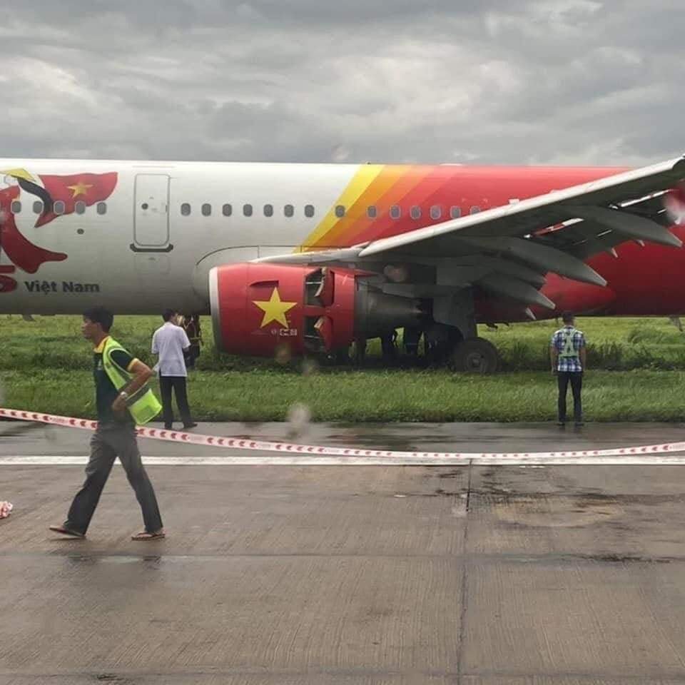 Máy bay VietJet trượt khỏi đường băng, sân bay Tân Sơn Nhất tạm dừng hoạt động