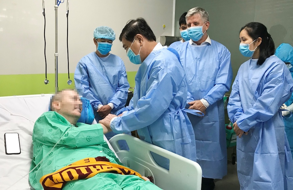 Chủ tịch UBND TP Hồ Chí Minh thăm bệnh nhân 91 đang điều trị tại Bệnh viện Chợ Rẫy