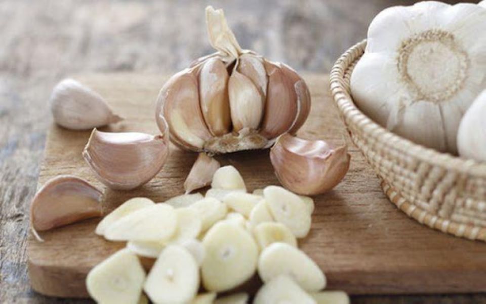 Vệ sinh bồn cầu siêu đơn giản mà lại hiệu quả bằng nguyên liệu có sẵn