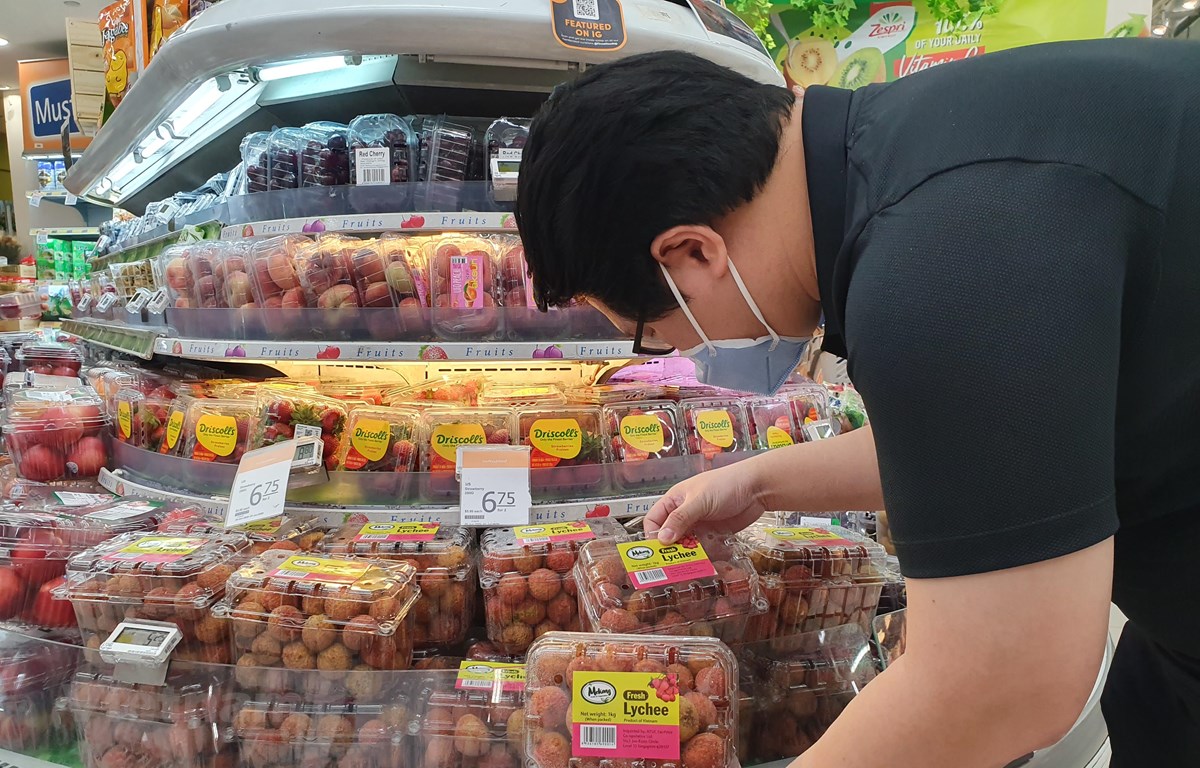 Vải thiều Việt Nam lần đầu xuất khẩu qua Singapore, nhiều siêu thị "cháy hàng"