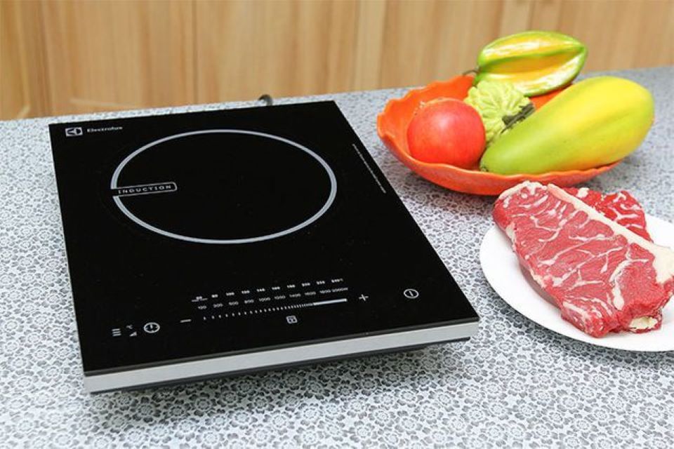 5 sai lầm tai hại khi dùng bếp điện khiến tiền điện tăng "không phanh"