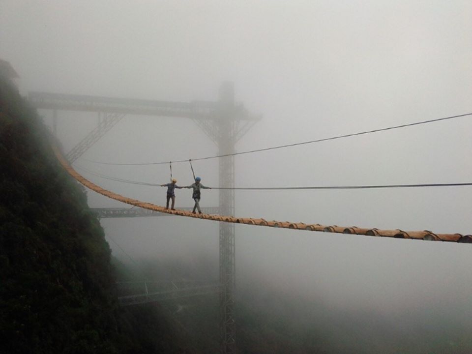 Cầu treo mạo hiểm vắt vẻo trên núi cao ở Sapa