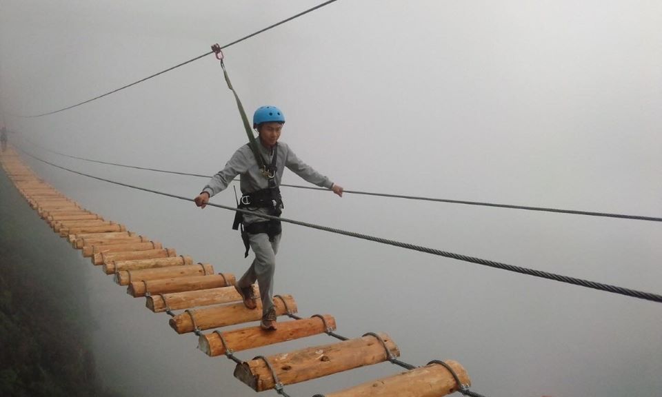 Cầu treo mạo hiểm vắt vẻo trên núi cao ở Sapa