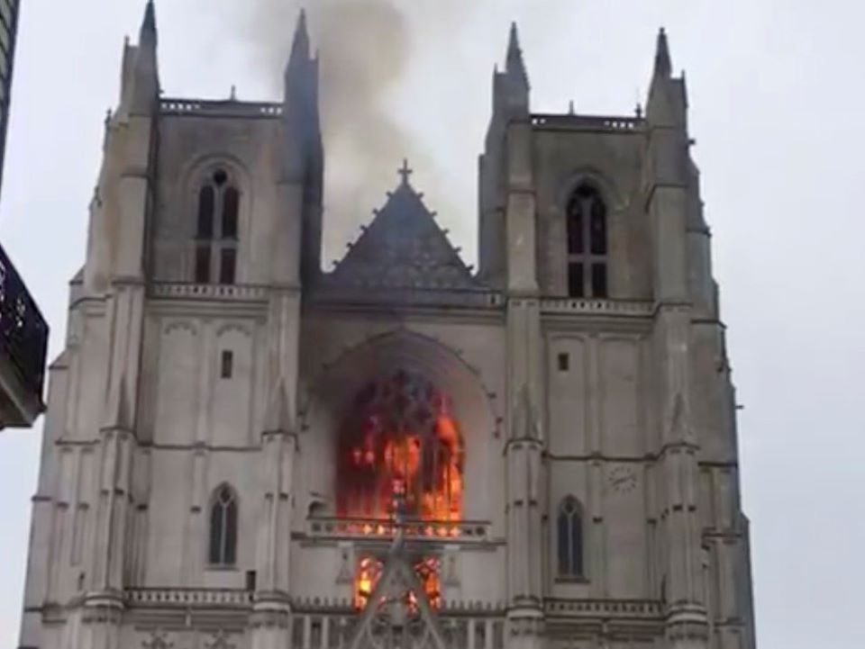 Thánh đường gần 600 năm ở Pháp bị cháy