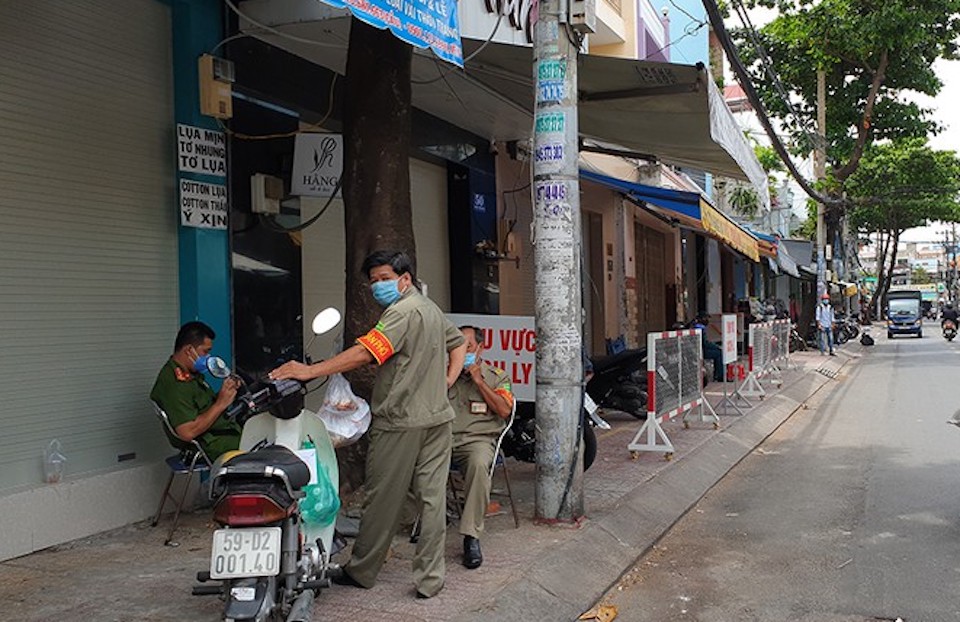 Phong tỏa, cách ly thêm nhiều ngôi nhà ở Tân Phú vì có ca nghi nhiễm Covid-19