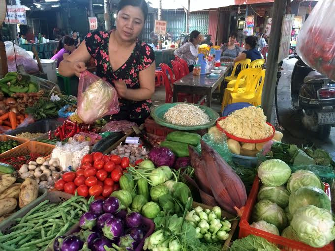 Tiêu dùng trong tuần: Giá vàng, xăng dầu, rau xanh đồng loạt tăng mạnh; trong khi cá tra và sầu riêng rớt giá