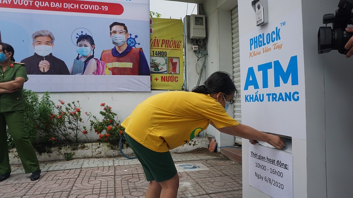 Cận cảnh “ATM” khẩu trang phát miễn phí cho người nghèo tại TP Hồ Chí Minh