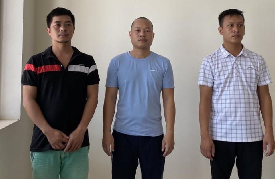 Bắt giữ đường dây sản xuất hàng vạn lọ thuốc ho giả ở Nghệ An