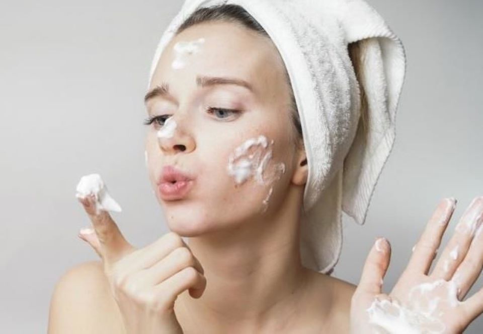 Thói quen cần tránh trước khi đi ngủ để có da mặt sáng khỏe