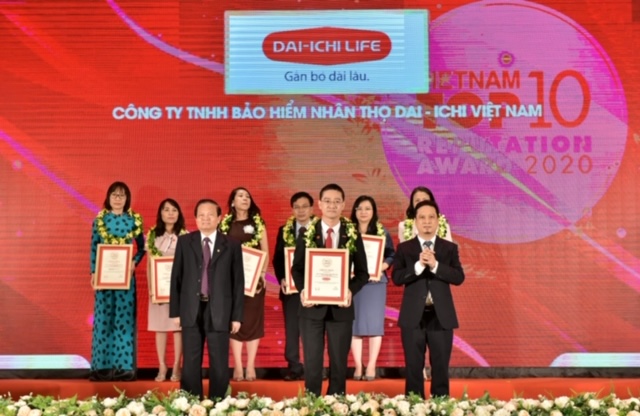  Ông Ngô Việt Phương – Phó Tổng Giám đốc Phát triển Kinh doanh kênh Đại lý truyền thống, Dai-ichi Life Việt Nam nhận giải thưởng “Top 10 Công ty Bảo hiểm Nhân thọ uy tín năm 2020”