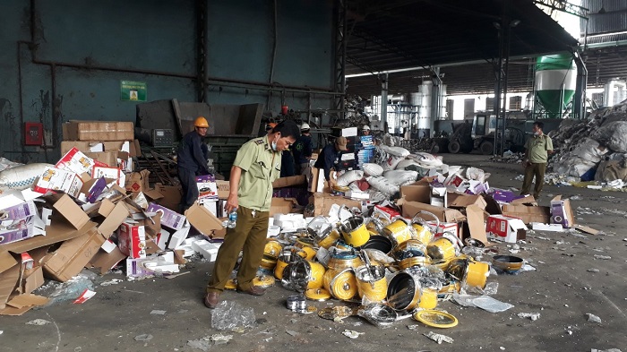 QLTT Tây Ninh, Bình Định: Tiêu hủy hàng hóa vi phạm hành chính