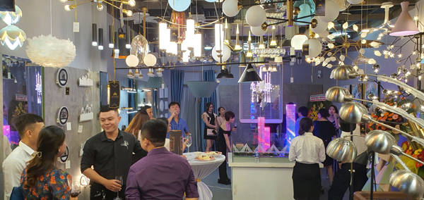 Sức nóng showroom miền Trung Đèn An Phước
