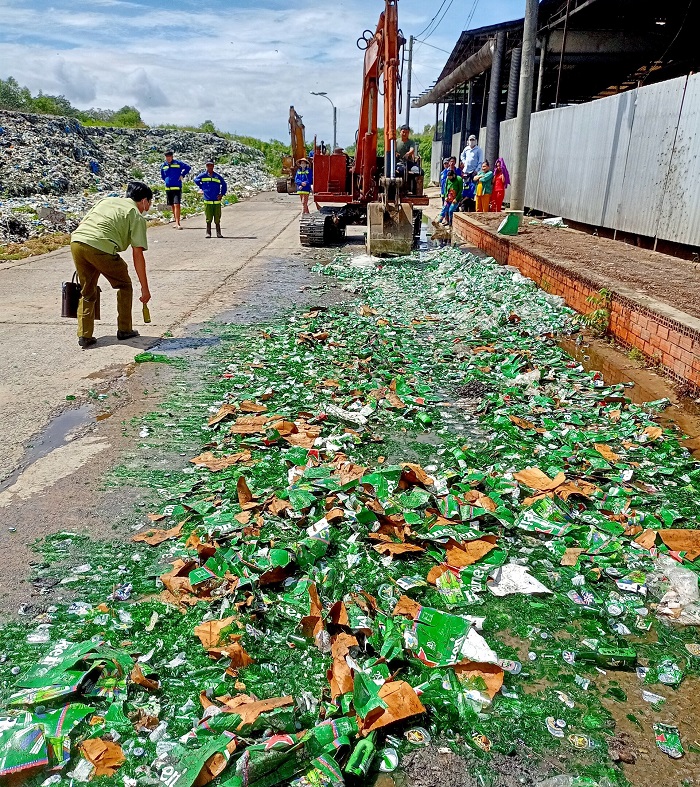 Tiêu hủy hàng trăm thùng bia Heineken nhập lậu kém chất lượng