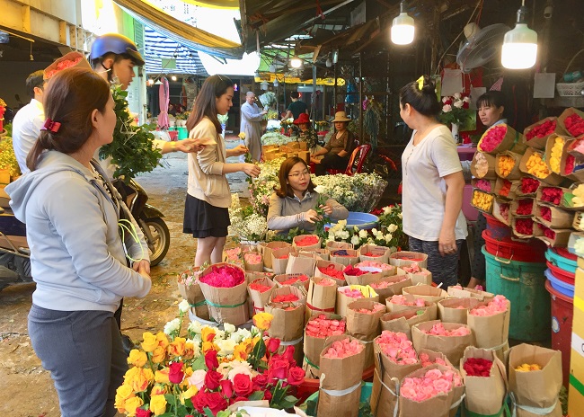 Cận ngày 20/10: Giá hoa tăng vọt, quà tặng đua khuyến mại