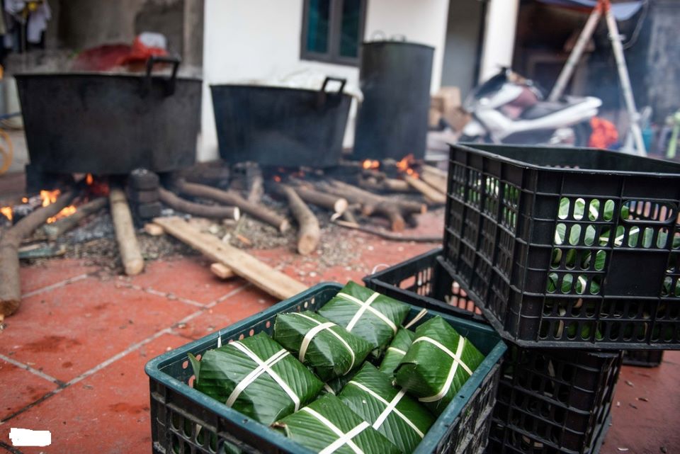 Hà Nội: Thâu đêm gói bánh chưng gửi đồng bào miền Trung