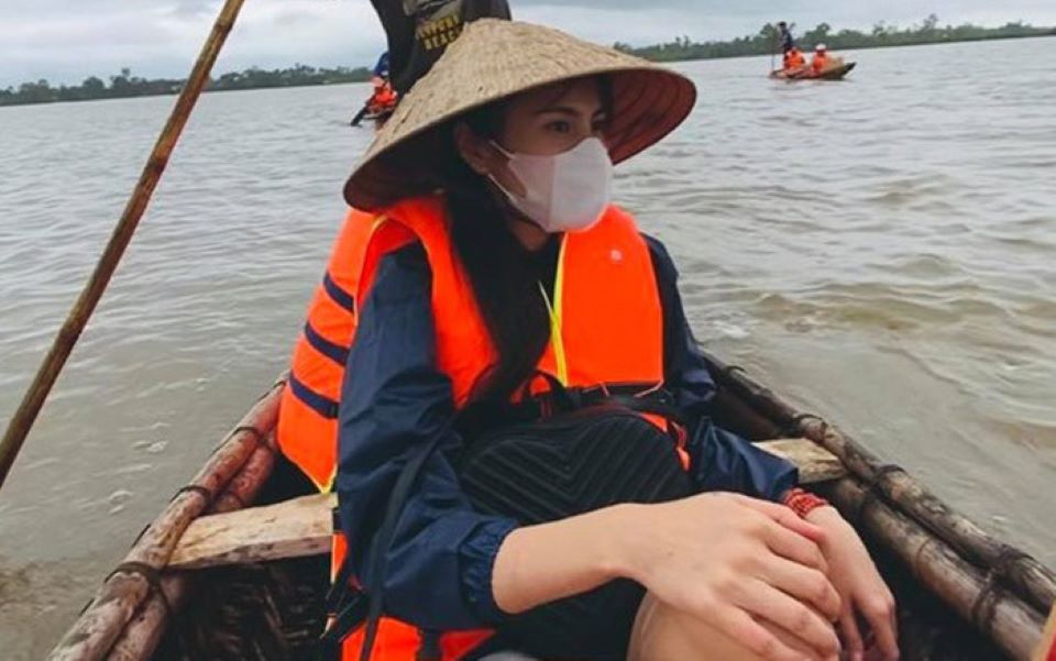 Hà Tĩnh: Hòa Minzy mang 3 tấn quần áo ấm đến cứu trợ người dân