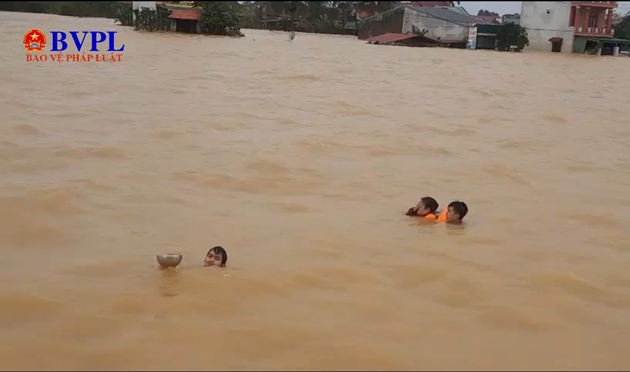 Trên đường đi cứu trợ, Công an Quảng Bình cứu sống 4 người dân bị lật thuyền