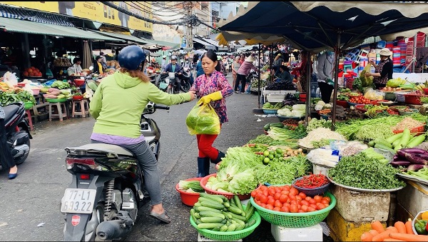 TP Hồ Chí Minh: Giá rau quả tăng vọt do ảnh hưởng của mưa bão