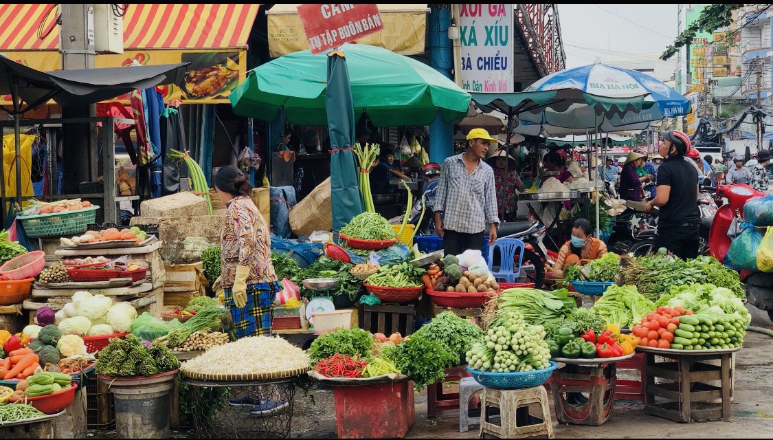 TP Hồ Chí Minh: Giá rau quả tăng vọt do ảnh hưởng của mưa bão