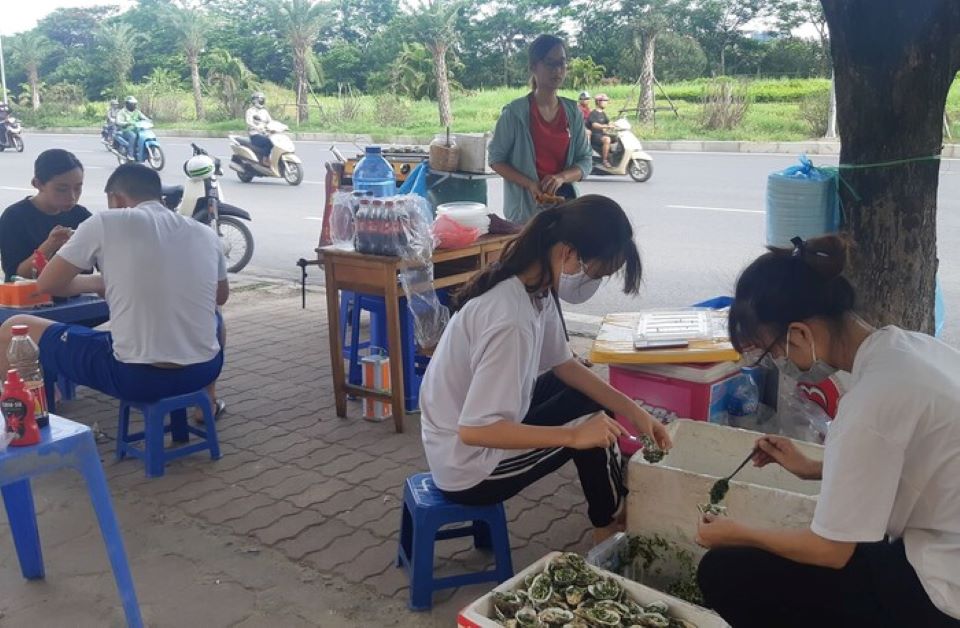 "Hàu nướng 5k" mọc lên như nấm tại các tuyến phố Hà Nội