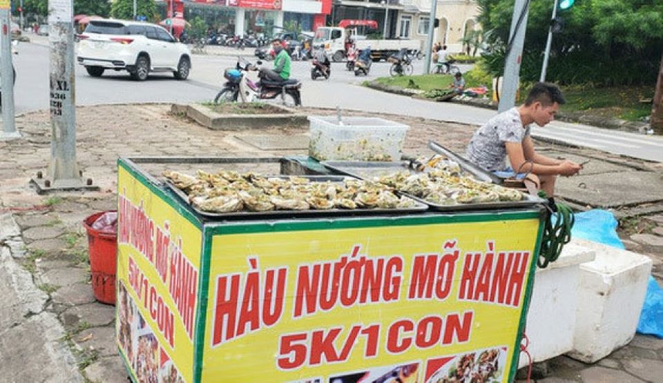 "Hàu nướng 5k" mọc lên như nấm tại các tuyến phố Hà Nội