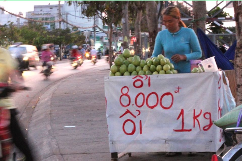 Trái cây giá rẻ đổ đống bán đầy trên các tuyến đường ở TP Hồ Chí Minh