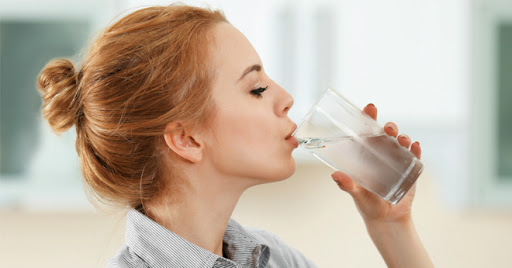 7 lợi ích của uống nước khi đói