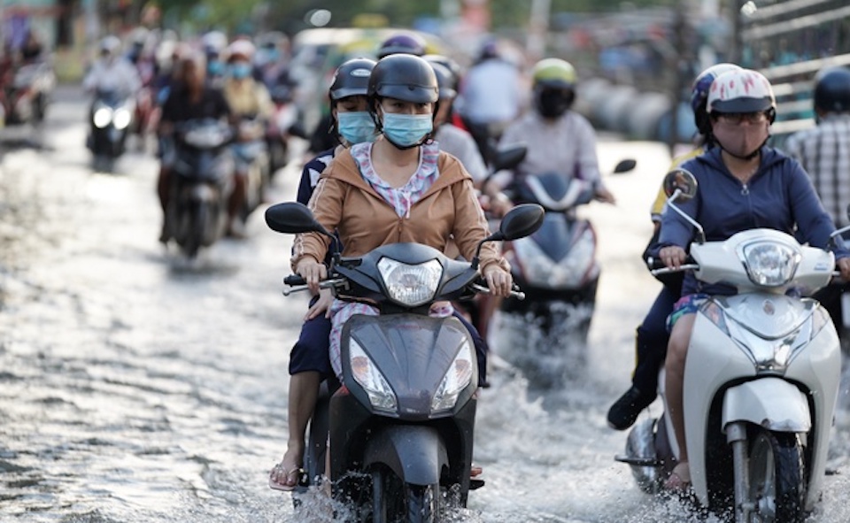 Triều cường dâng cao ở TP Hồ Chí Minh, đường lại thành sông!