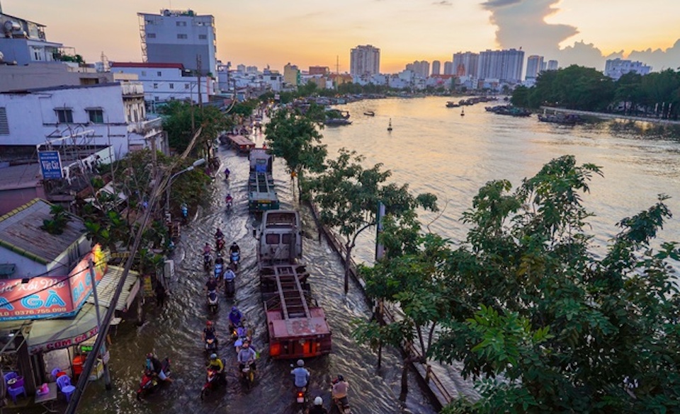 Triều cường dâng cao ở TP Hồ Chí Minh, đường lại thành sông!