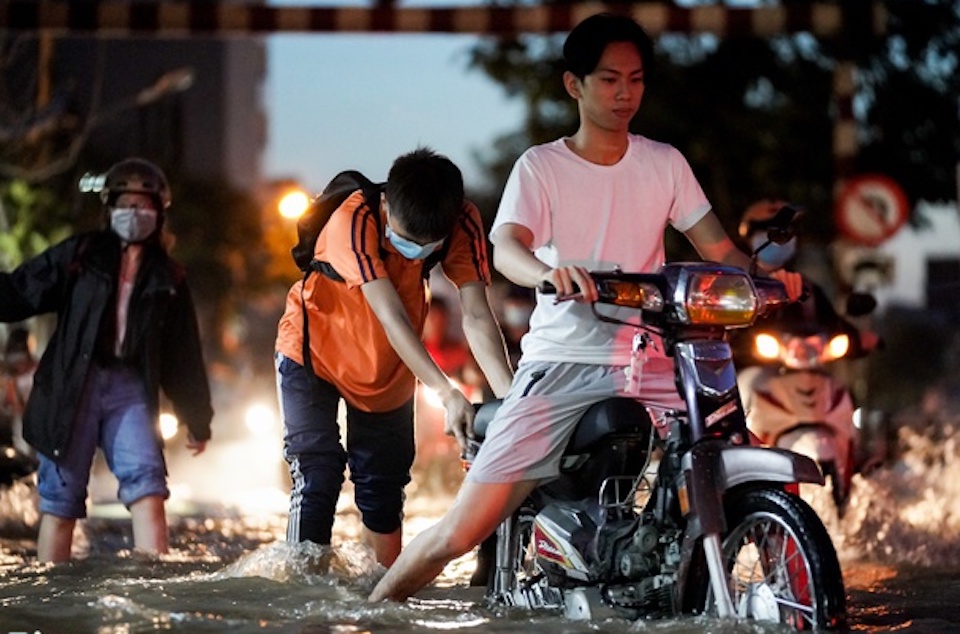 Triều cường dâng cao ở TP Hồ Chí Minh, đường lại thành sông!