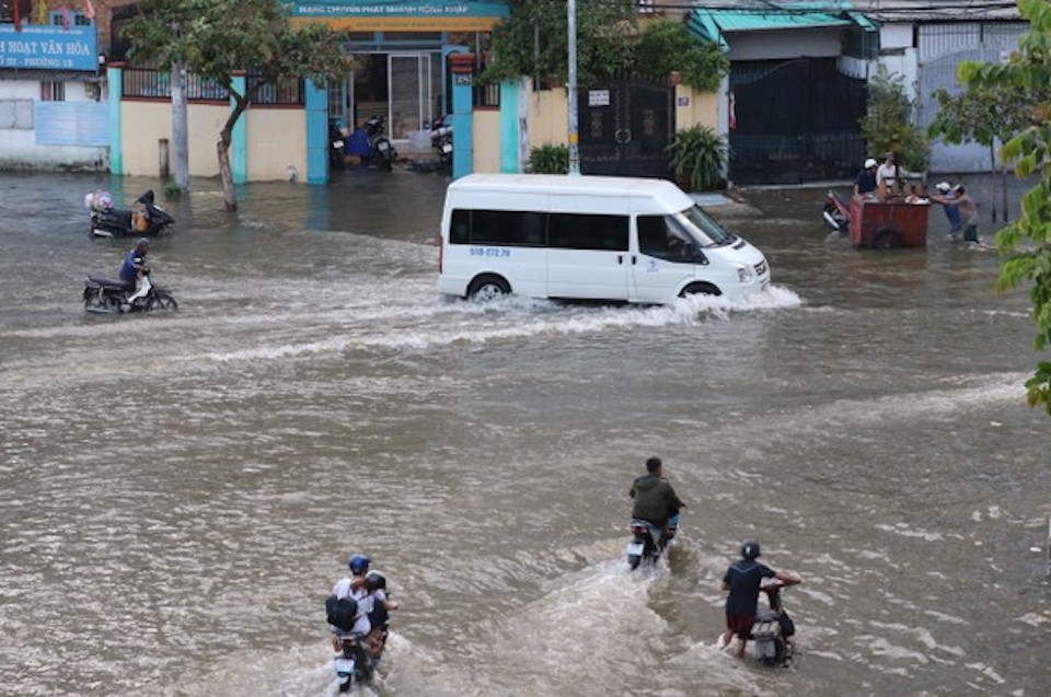 Triều cường dâng cao ở TP Hồ Chí Minh, đường lại thành sông!