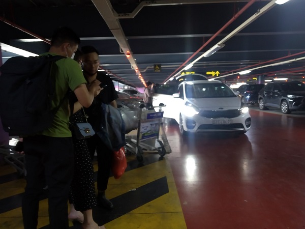 Xuống máy bay, hành khách mất cả giờ đồng hồ chờ taxi Grab để về nhà