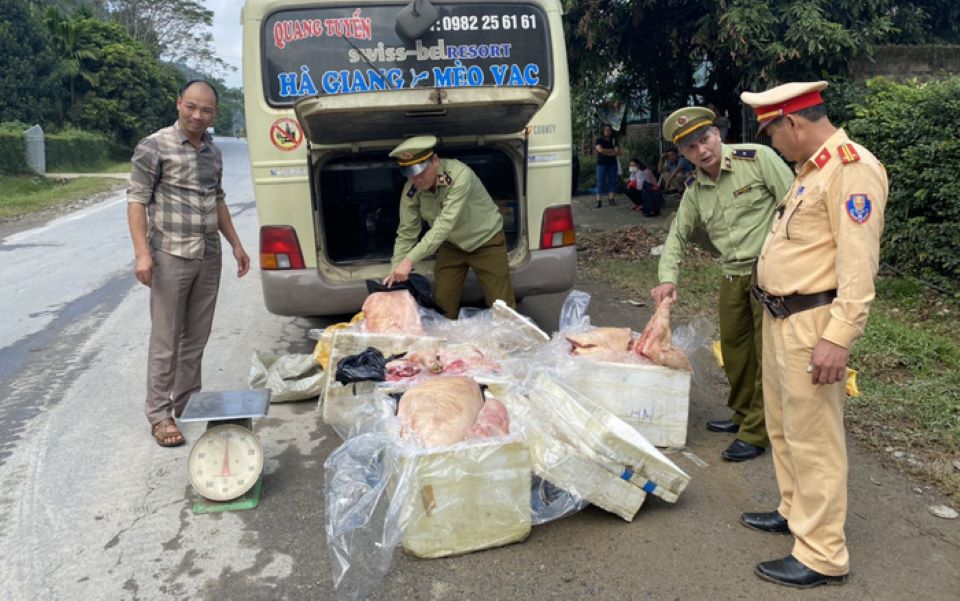 Hà Giang: Tiêu hủy gần 300 kg thịt lợn đông lạnh không nguồn gốc xuất xứ