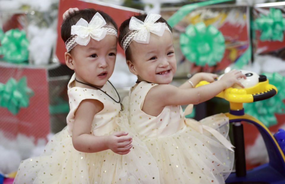 5 tháng sau ca mổ tách dính, Trúc Nhi và Diệu Nhi đã biết đi