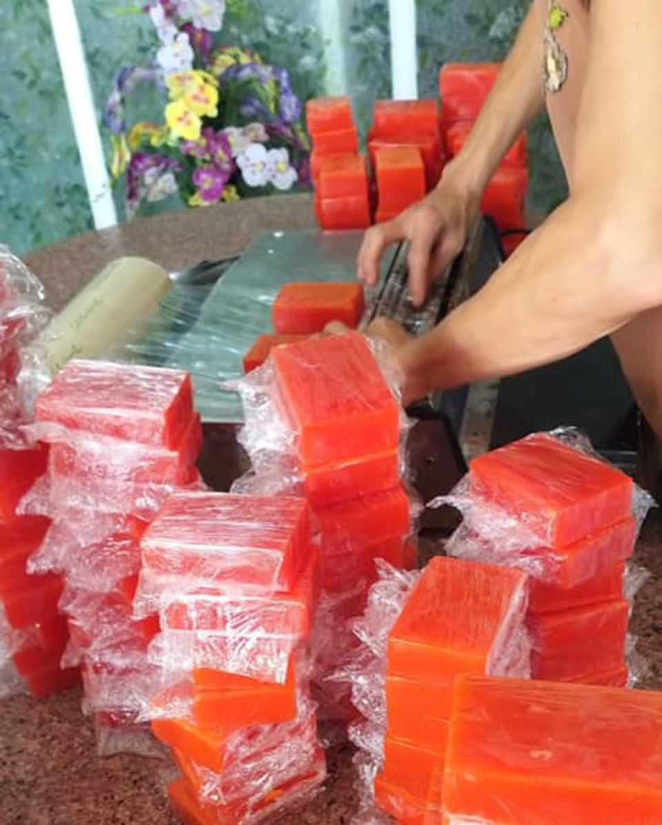 Xà bông ''Saffron'' khá đắt đang được bà nội trợ Việt sính dùng