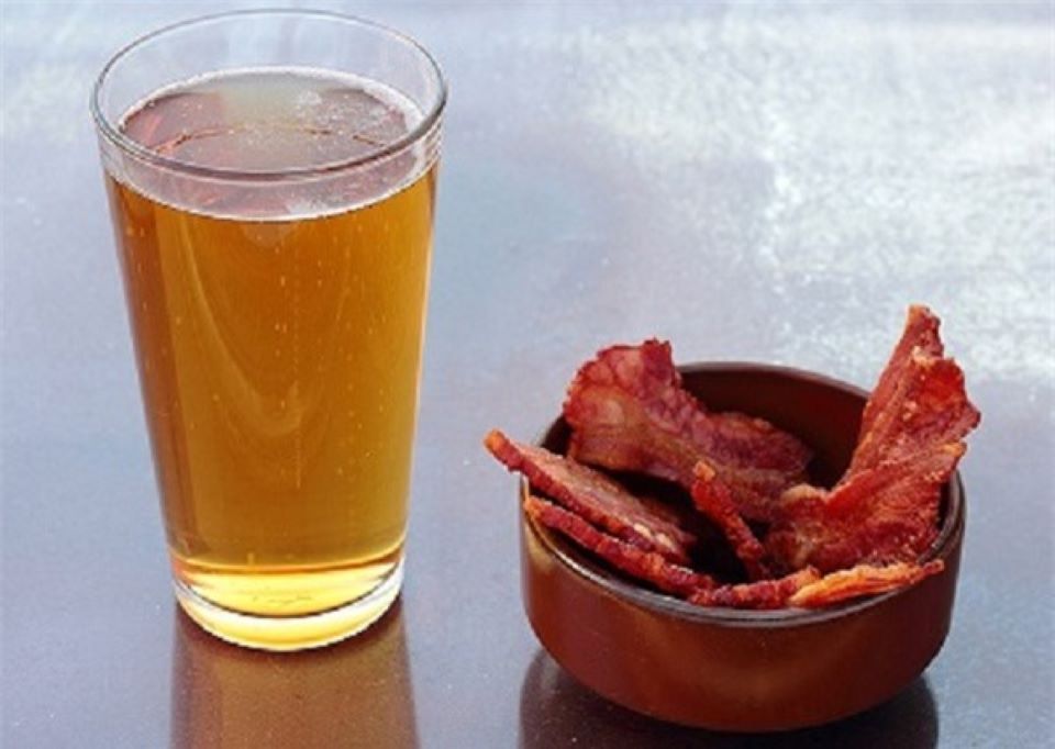 Uống rượu kết hợp với ăn thịt nguội có thể gây ung thư dạ dày