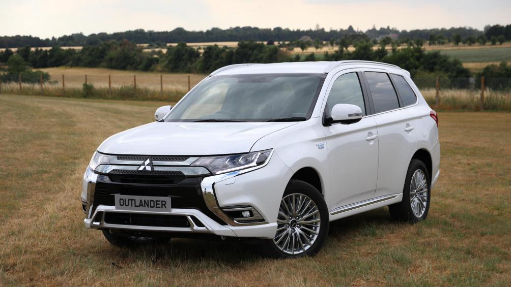 Giá xe ôtô hôm nay 24/12: Mitsubishi Outlander ưu đãi 50% phí trước bạ, camera 360