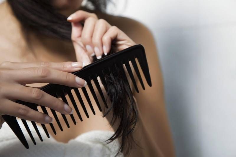 [HƯỚNG DẪN] Cách chải tóc đúng cách tránh hư tổn