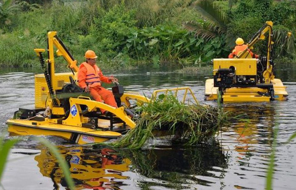 TP Hồ Chí Minh đề xuất 13 tỷ đồng thuê máy vớt rác trên kênh