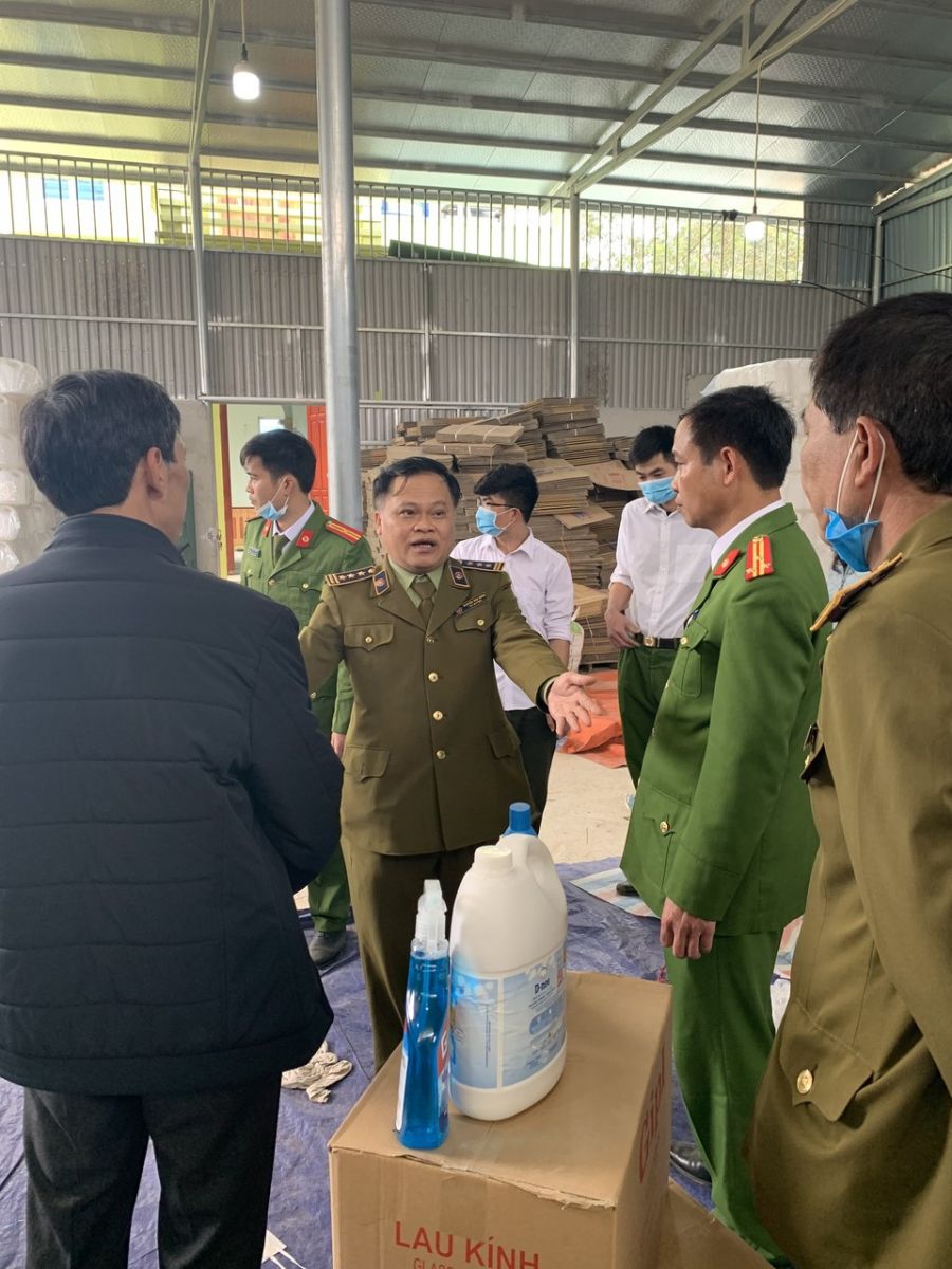 Triệt phá cơ sở sản xuất nước giặt, nước tẩy rửa giả mạo Dnee, Javel ở Thanh Hóa