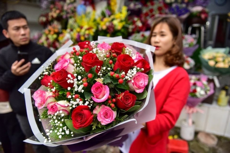 Hà Nội: Hoa hồng bất ngờ tăng giá mạnh trước lễ 08/03