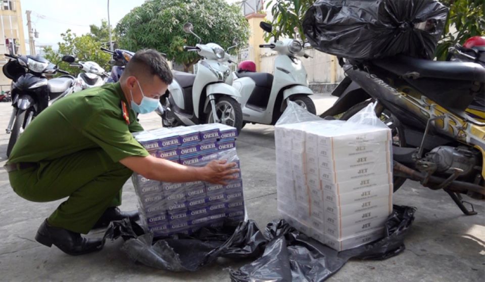 An Giang: Bắt đoàn xe mô tô vận chuyển trên 3.700 bao thuốc lá nhập lậu