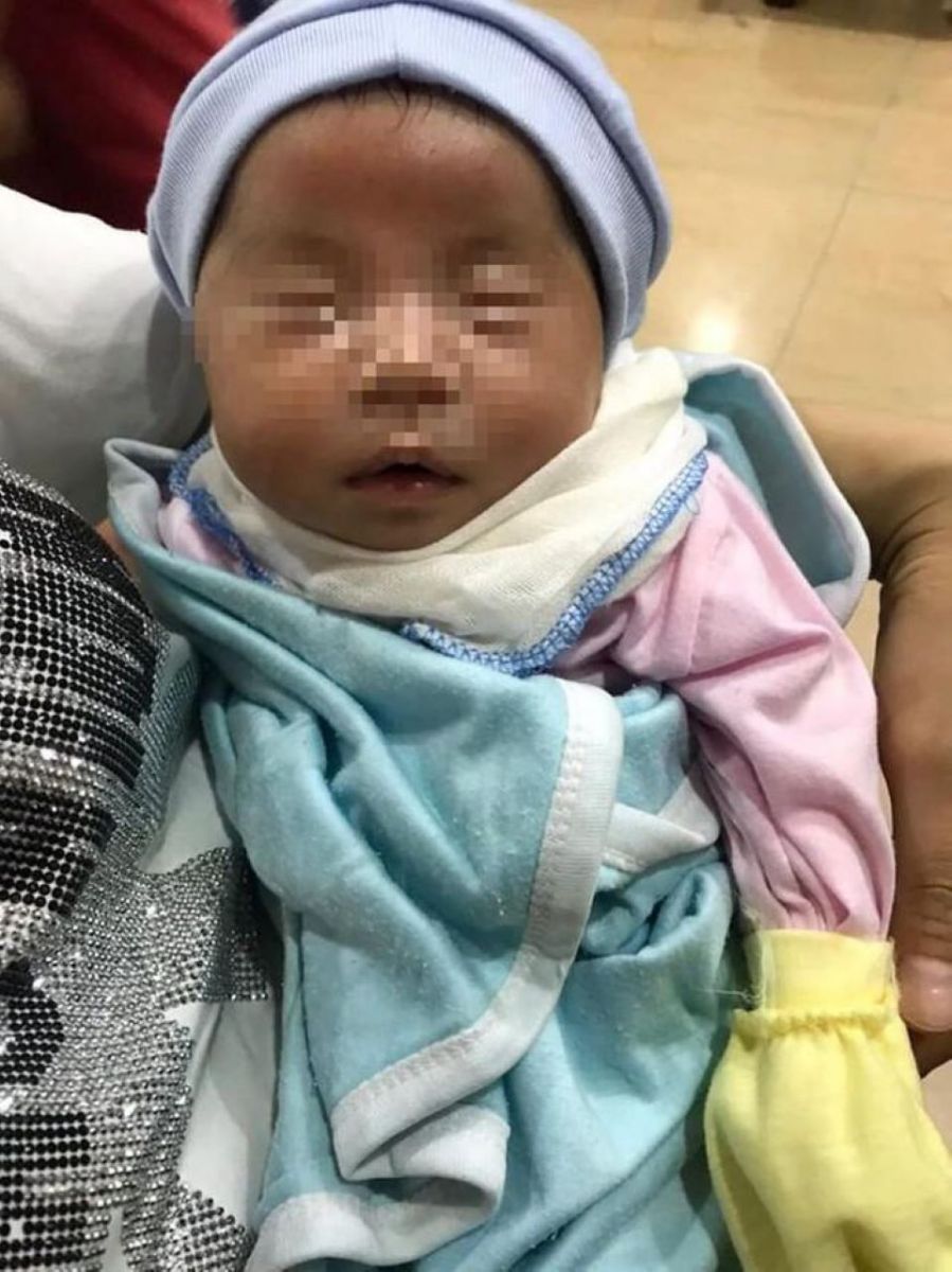 Bé gái mới sinh bị bỏ rơi trong thùng giấy trước cửa nhà dân
