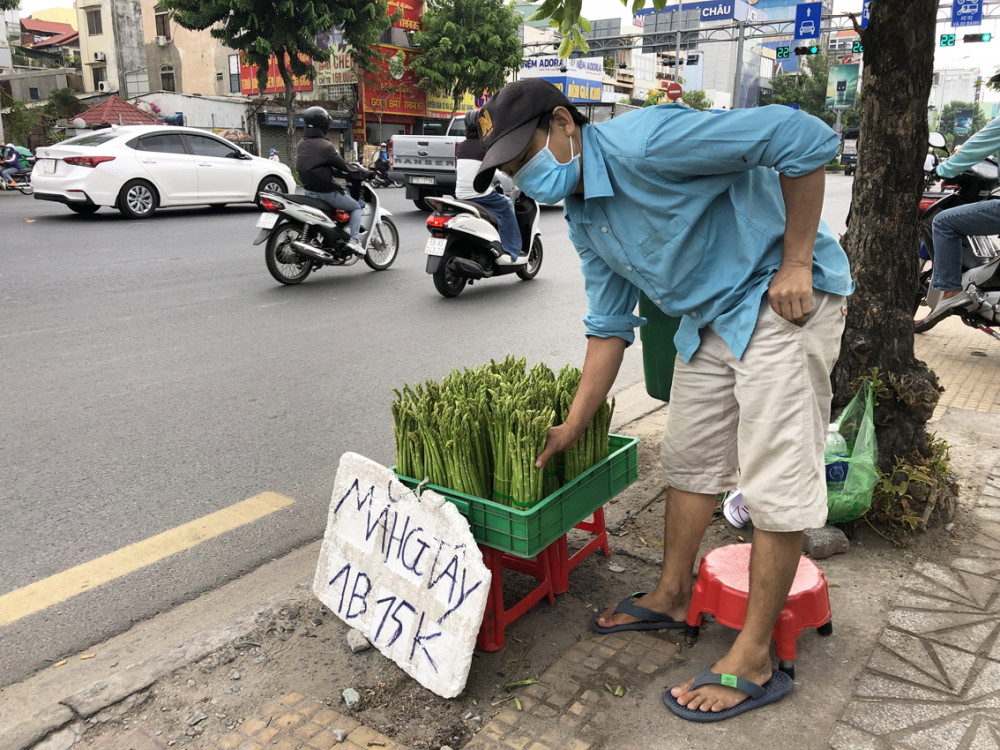 Măng tây giá rẻ được bán tràn lan trên các vỉa hè