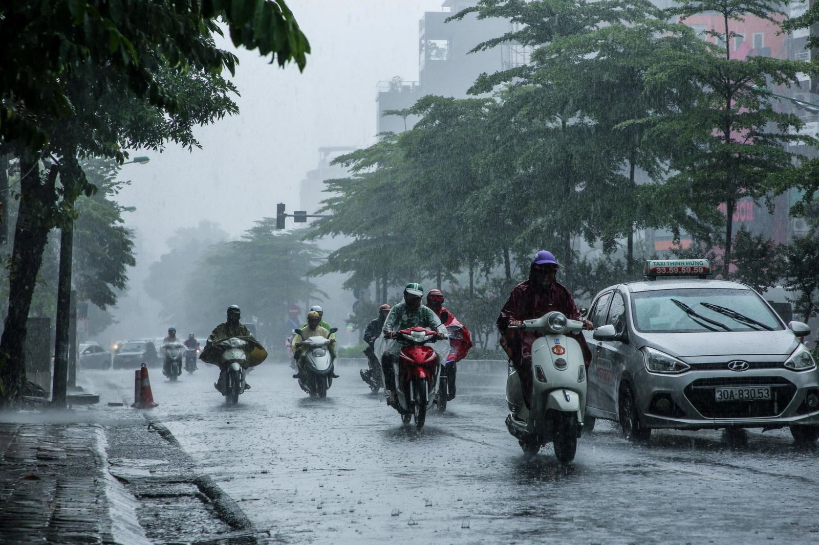 Dự báo thời tiết ngày 16/4/2021: Hà Nội mưa rào và có nơi có dông.